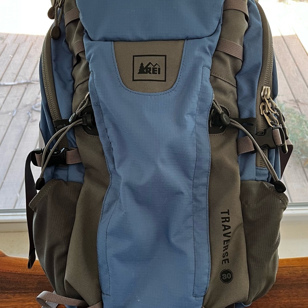 REI Traverse 30 Backpack Climbing Hiking Hydration Blue/Gray Daypack - READ!!
